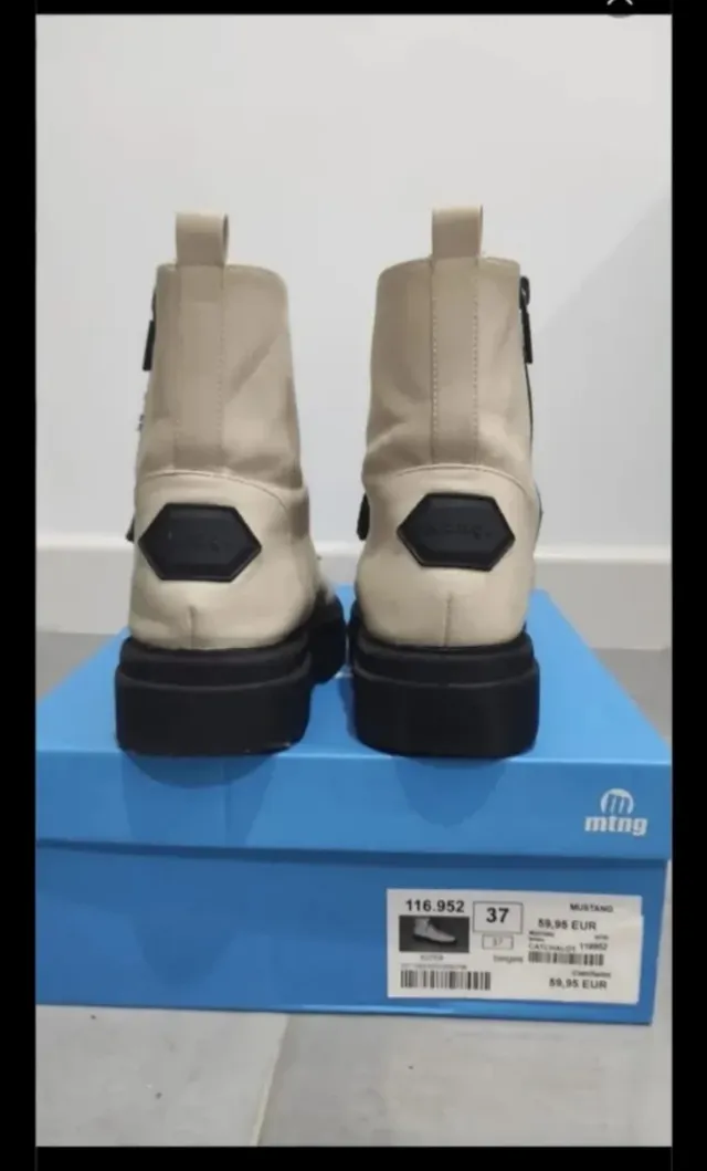 Botas de piel beige y negras