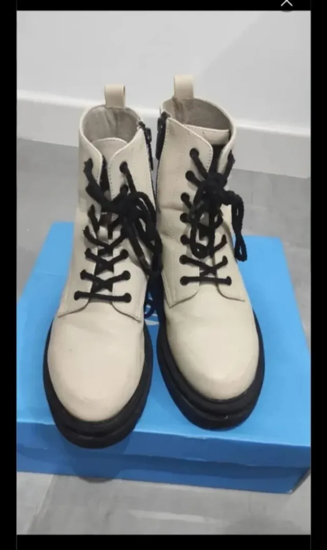 Botas de piel beige y negras