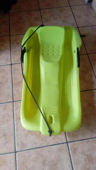 Trineo de nieve verde con freno