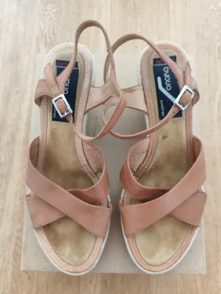 Sandalies de cunya, de pell decorades