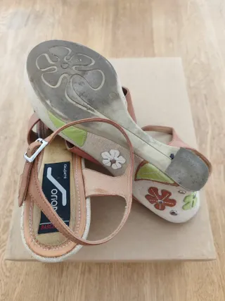 Sandalies de cunya, de pell decorades