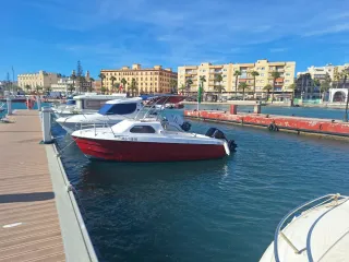 Embarcación roja y blanca