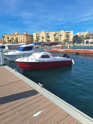 Embarcación roja y blanca