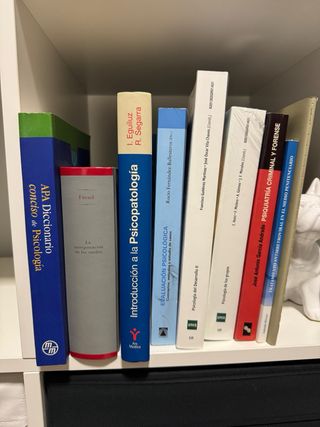 varios libros y manuales de psicología.