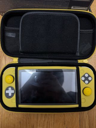 Nintendo Switch Lite + custodia gialla