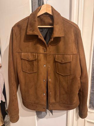 Chaqueta Zara efecto ante marrón.