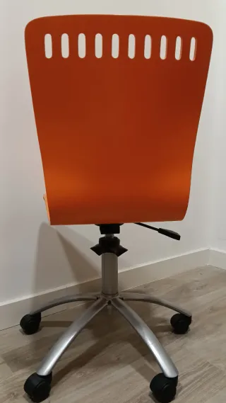 Silla de escritorio naranja y plateada