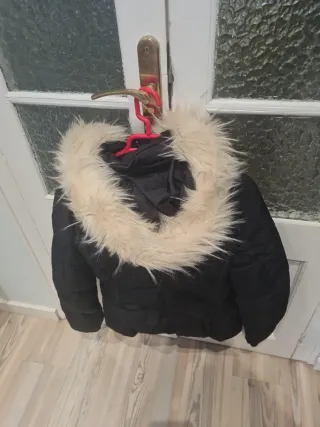 Chaqueta anorak negra con capucha