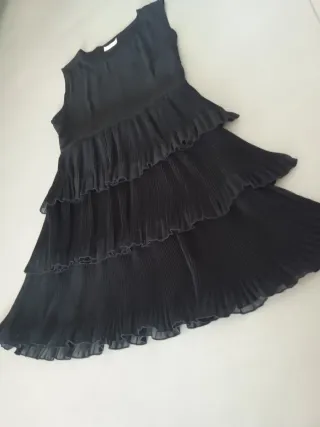 Abito nero con balze plissettate