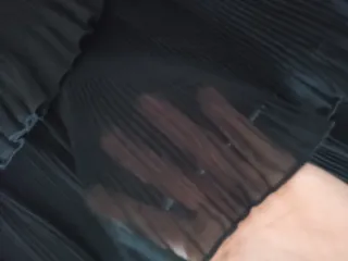 Abito nero con balze plissettate