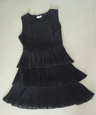 Abito nero con balze plissettate