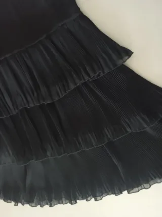 Abito nero con balze plissettate