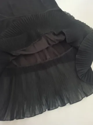 Abito nero con balze plissettate