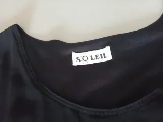 Abito nero con balze plissettate