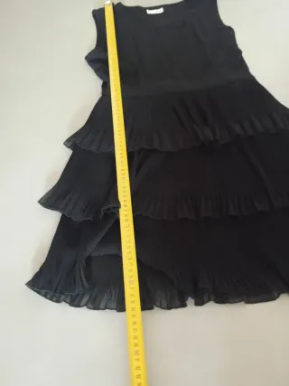 Abito nero con balze plissettate