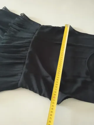 Abito nero con balze plissettate