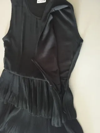 Abito nero con balze plissettate