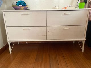 Cómoda blanca de madera