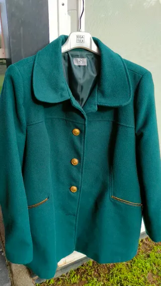 Chaquetón verde con botones dorados