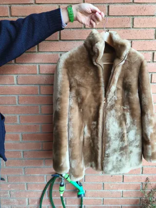 Chaquetón de piel de muton beige y marrón