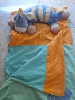 Saco de dormir infantil con peluche