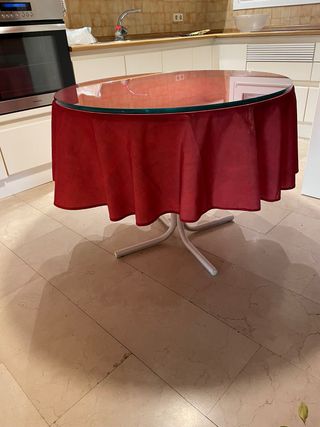 Mesa redonda cristal con mantel rojo