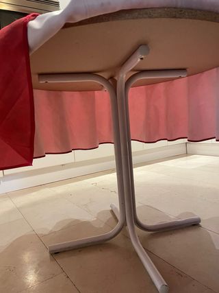 Mesa redonda cristal con mantel rojo