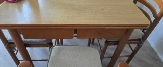 Mesa extensible y 4 sillas de madera