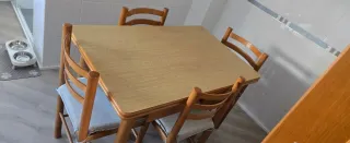 Mesa extensible y 4 sillas de madera