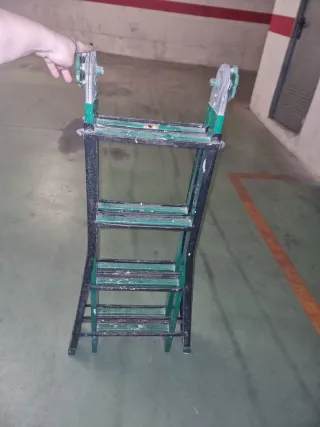 Escalera plegable verde y negra