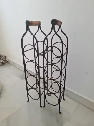 Botellero de hierro forjado y madera