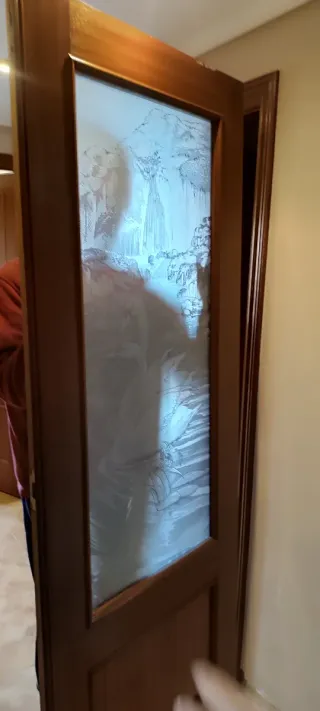 Puerta de madera con cristal decorado