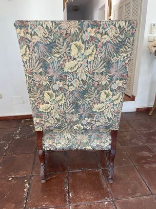 Sillón de época con tapicería floral