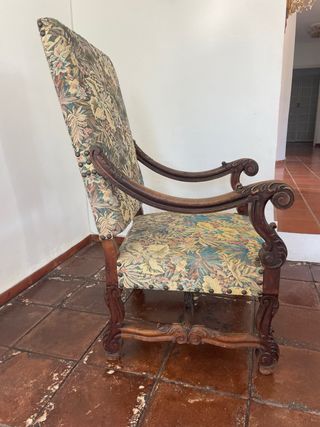 Sillón de época con tapicería floral