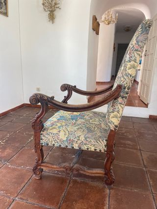 Sillón de época con tapicería floral