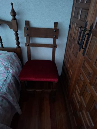 Dormitorio de 2 camas individuales con mesita