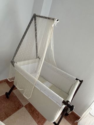 Minicuna de madera con dosel
