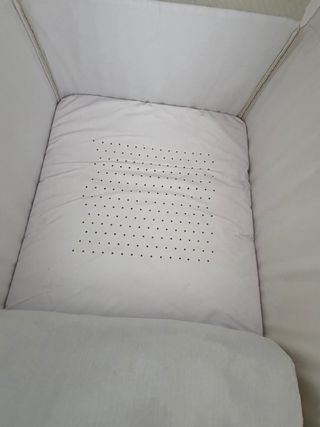 Minicuna de madera con dosel