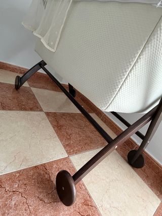 Minicuna de madera con dosel