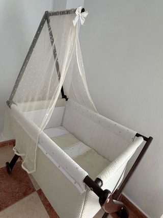 Minicuna de madera con dosel