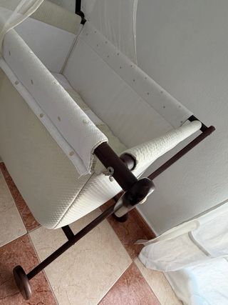 Minicuna de madera con dosel