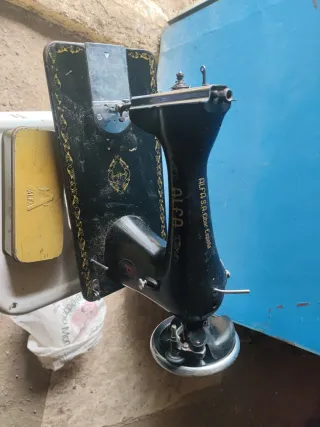 Máquina de coser Alfa antigua