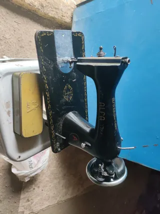 Máquina de coser Alfa antigua