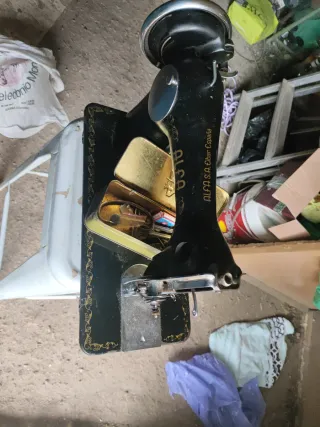 Máquina de coser Alfa antigua