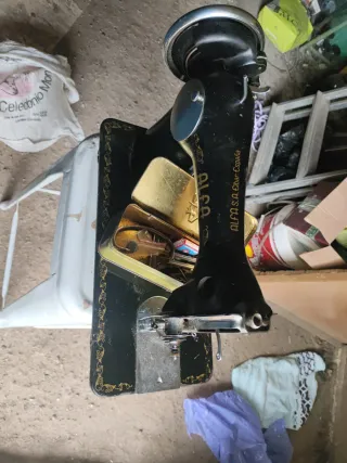 Máquina de coser Alfa antigua