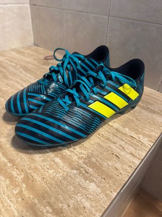 Botas de fútbol Adidas azules y amarillas