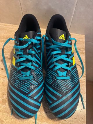 Botas de fútbol Adidas azules y amarillas