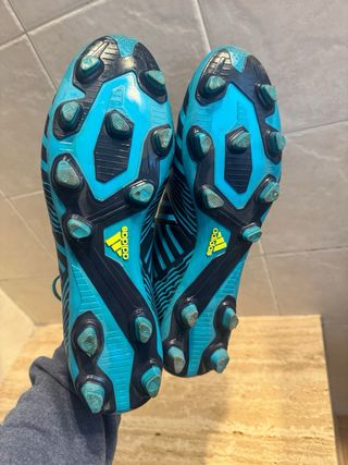 Botas de fútbol Adidas azules y amarillas