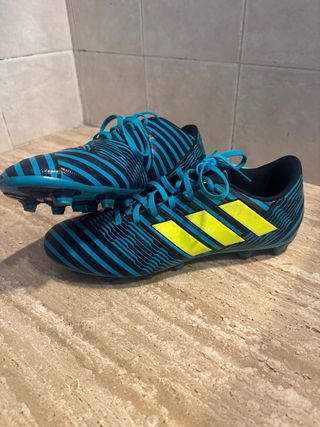 Botas de fútbol Adidas azules y amarillas