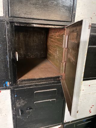 Taquilla antigua de metal